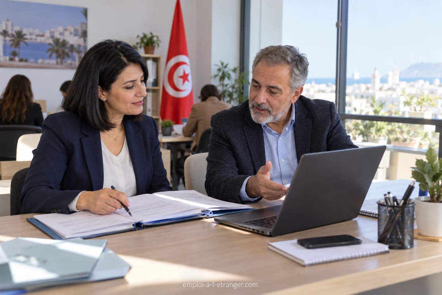 Candidate en entretien de mobilité avec un conseiller, un dossier et un ordinateur.